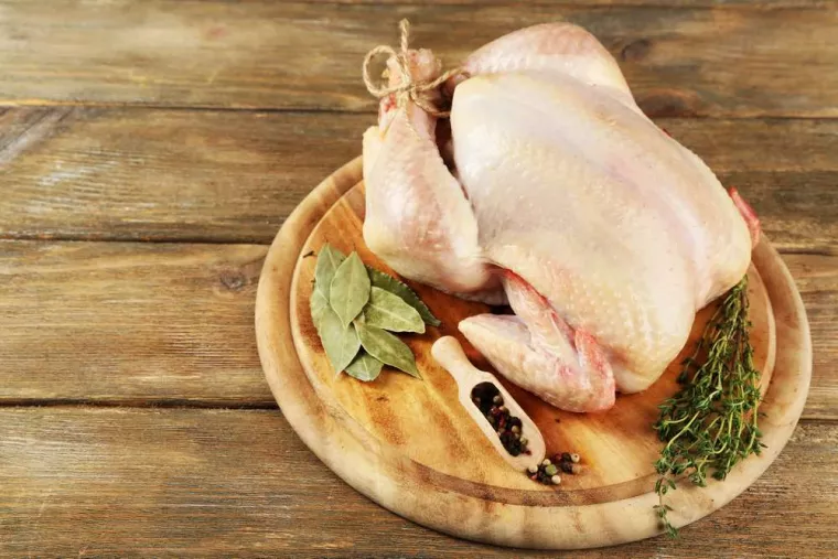 Rôti de poularde bardé (25,20€/Kg), Vienne, La Ferme Guinet